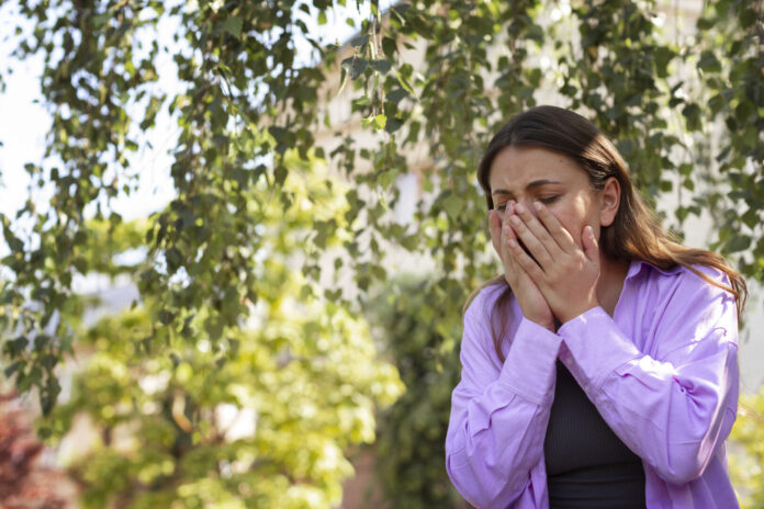 original_530818_womansufferingfromallergiesoutside1