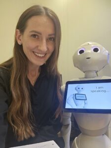 Vita Akstinaitė ir humanoidinis robotas Peperis