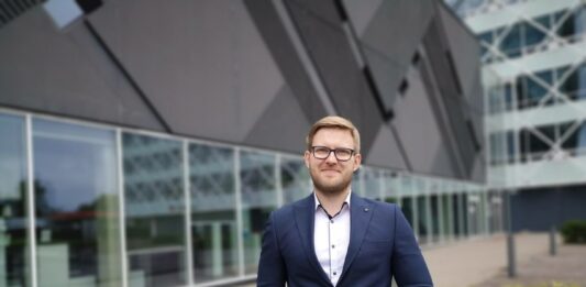 Mandagusis melagis: kodėl dirbtinis intelektas kartais renkasi pritarimą, o ne tiesą? Mantas Lukauskas, Kauno technologijos universiteto alumnas ir „Hostinger“ dirbtinio intelekto techninis grupės vadovas