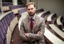 Kaip reaguoti į oro pavojaus perspėjimus: MRU psichologas pabrėžia pasirengimo svarbą Mykolo Romerio universiteto profesorius, psichologas ir Lietuvos šaulių sąjungos narys dr. Mykolas Simas Poškus