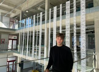 20-metis Nojus Žusinas karpiniais kuria savitą pasaulį: nuo tradicinių raštų iki mistikos ir abstrakcijų Nojus Žusinas. Asmeninio archyvo nuotr.